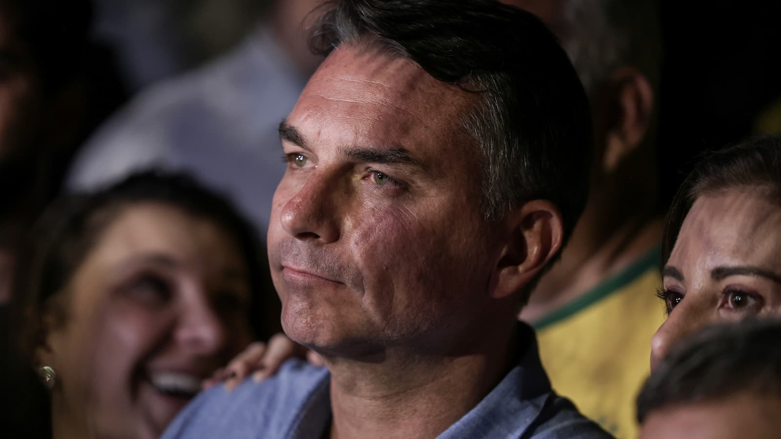 Flávio Bolsonaro fala com jornalistas após o resultado do primeiro turno das eleições de 2026