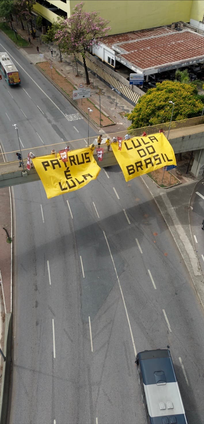 Vista aérea das faixas Patrus é Lula e Lula do Brasil sobre a Avenida do Contorno em Belo Horizonte