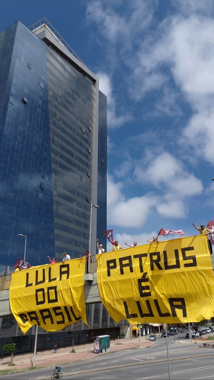 Faixas Lula do Brasil e Patrus é Lula diante do hotel inacabado da família Vorcaro em Belo Horizonte