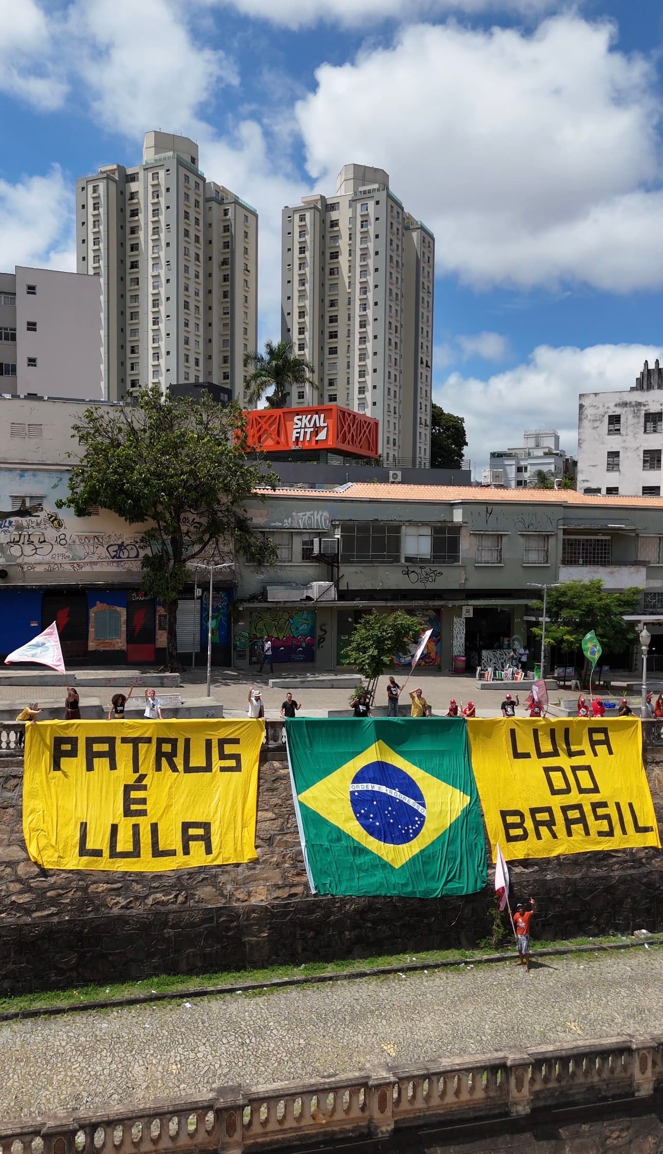 Faixas Patrus é Lula e Lula do Brasil com a bandeira brasileira na rua Sapucaí em Belo Horizonte