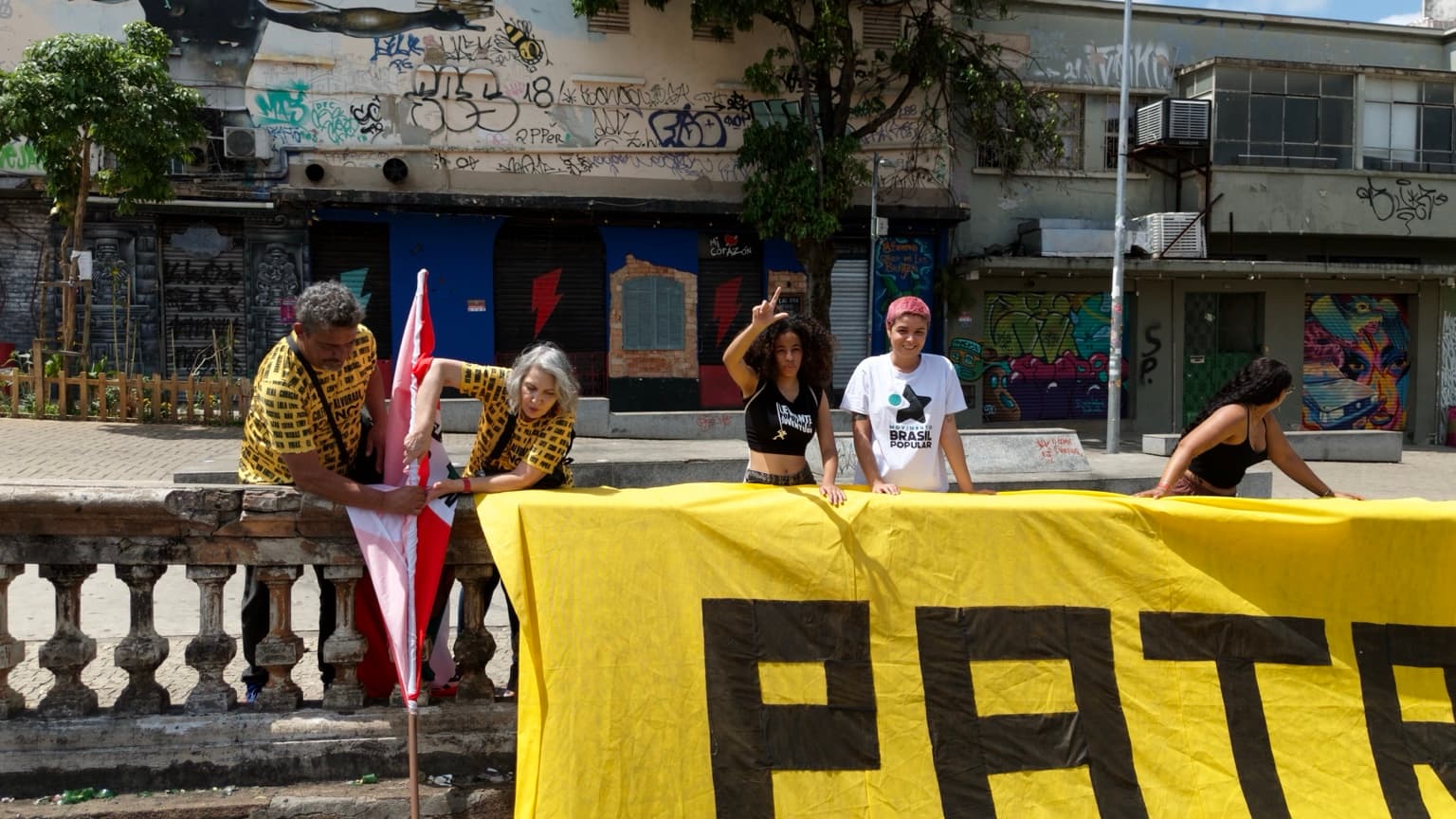 Militantes abrem a faixa Patrus é Lula na rua Sapucaí em Belo Horizonte